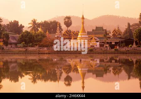 Tempio di Wat Jong Klang all'alba, Mae Hong Son, Thailandia Foto Stock