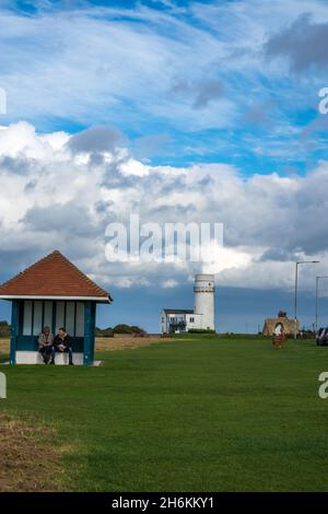 Victorian Cliff top shelter eith Hunstanton cappella e vecchio faro Hunstanton nord Norfolk Inghilterra Foto Stock