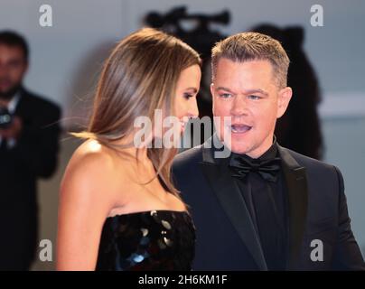 VENEZIA, ITALIA - SETTEMBRE 10: Matt Damon e Luciana Barroso partecipano al tappeto rosso del film "l'ultimo Due" durante il 78° Festival del Cinema di Venezia Foto Stock