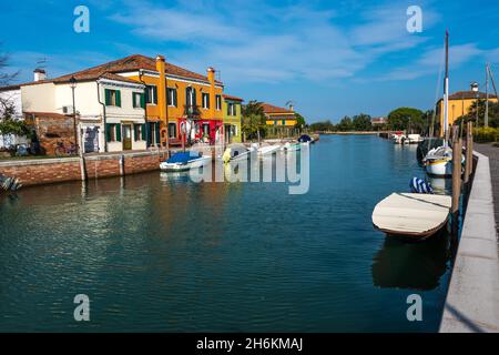 Barche ormeggiate nel canale accanto a case colorate a Mazzorbo vicino Venezia Italia Foto Stock