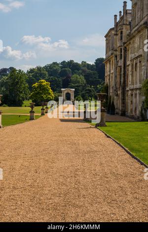 Country Manor House Drive strada che guarda al ponte Palladian a Wilton House Wilton vicino Salisbury nel Wiltshire Inghilterra Foto Stock