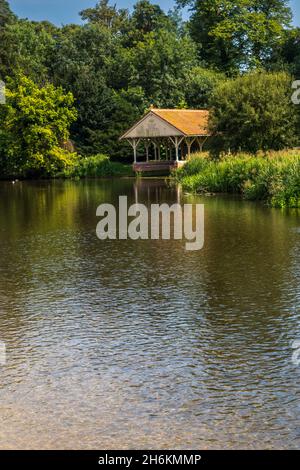 Victorian Boathouse sul fiume Nadder in Wilton Wiltshire Inghilterra Foto Stock