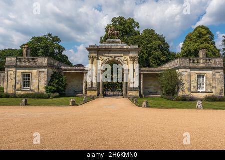 Ingresso ad arco con colonne corinzie a Wilton House Wilton Inghilterra con una statua di Marcus Aurelius a cavallo e balaustre parapetti Foto Stock