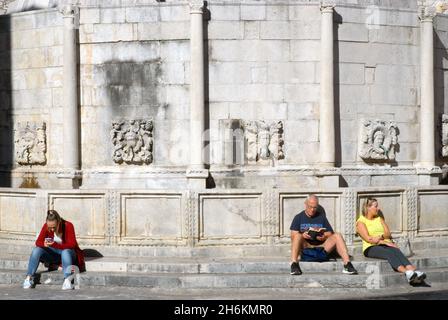 La gente sedeva accanto alla grande Fontana di Onofrio, Dubrovnik, Croazia. Foto Stock