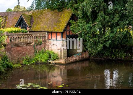 Una vecchia e graziosa casa di boathouse a Windsor Great Park sul fiume Thames Berkshire Inghilterra Foto Stock