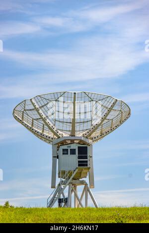 Osservatorio ionosferico con antenna satellitare gigante per la ricezione di un segnale satellitare. Foto Stock