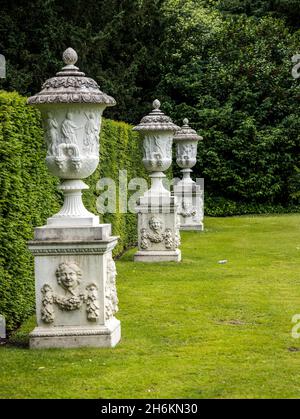 Row of Urns in Rose Garden, Anglesey Abbey, Lode, Cambridgeshire Inghilterra Foto Stock