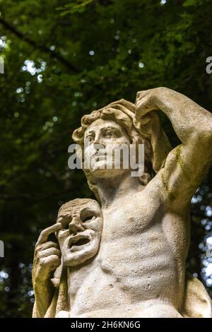 Strana statua con una maschera spettrale a Anglesey Abbey Lode Cambridge Inghilterra Foto Stock