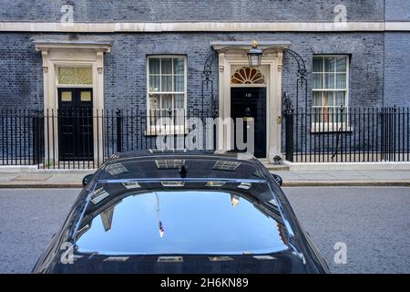 Un'auto ministeriale parcheggiata di fronte a 10 Downing Street durante la riunione del gabinetto del 16 novembre 2021. La bandiera Union sopra Downing Street si riflette sul lunotto. Credit: Malcolm Park/Alamy Foto Stock