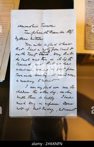 Penna meccanica inedita regalo di Natale porta nuova collezione di oggetti in mostra per la prima volta come Charles Dicken's London casa è trasformato per Natale . Multi-use penna e quill affilatore dato a Charles Dickens da sua moglie Catherine per Natale 1838 va in mostra nella casa in cui hanno condiviso che Natale . Inediti bozzetti del libro di Natale di Dickens illustratore John Leech . Lettere originali e molto altro ancora . La penna meccanica d'avorio porta il messaggio AL CARO CHARLIE DI KATE , XMAS 1838 , inscritto con un ago , molto probabilmente bu mano di Caterina . Foto Stock