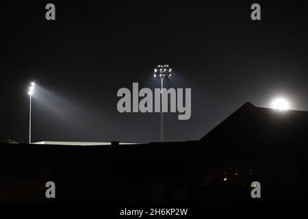 NOTTINGHAM, REGNO UNITO. 16 NOVEMBRE. Una vista generale dei riflettori dello stadio da lontano prima della partita di replay del primo round della Emirates fa Cup tra la contea di Notts e Rochdale al Meadow Lane Stadium di Nottingham martedì 16 novembre 2021. (Credit: James Holyoak) Foto Stock