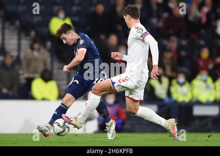 Glasgow, Scozia, 15 novembre 2021. Billy Gilmour di Scozia e Andreas Christensen di Danimarca durante la partita di qualificazione alla Coppa del mondo FIFA ad Hampden Park, Glasgow. Il credito dell'immagine dovrebbe leggere: Neil Hanna / Sportimage Foto Stock