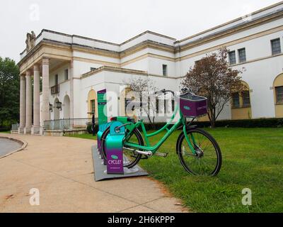 Biciclette presso una stazione di noleggio biciclette fuori dalle Terme di Lincoln a Saratoga Spa state Park, Saratoga Springs, New York, USA, 2021 © Katharine Andriotis Foto Stock