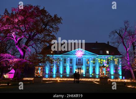 Berlino, Germania. 16 novembre 2021. Il Palazzo Friedrichsfelde nel Tierpark è illuminato con grande effetto durante una prova prima dell'apertura del "Natale nel Tierpark". Fino al 9 gennaio 2022, Tierpark Berlin apre le sue porte nelle ore serali per un viaggio in un mondo invernale luminoso. Le norme 2G si applicano anche a Tierpark Berlin. Credit: Jens Kalaene/dpa-Zentralbild/ZB/dpa/Alamy Live News Foto Stock