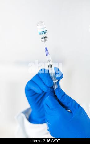 Medico che prepara il vaccino per l'iniezione Foto Stock