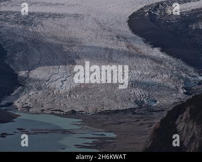 Vista aerea del bordo di break-off del maestoso Ghiacciaio Saskatchewan, parte del Columbia Icefield, con lago glaciale, morano e crepacci in Canada. Foto Stock