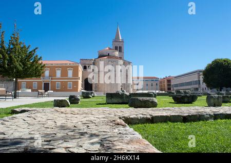 Zara, Croazia: Bella vista architettura storica, antico Foro Romano con resti di pietra e la chiesa di San Donato, luogo famoso nel centro della città Foto Stock