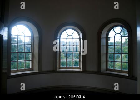 Windows all'interno della Octagon Tower allo Studley Royal Park, Fountains Abbey, Aldfield, vicino a Ripon, North Yorkshire, Inghilterra Foto Stock