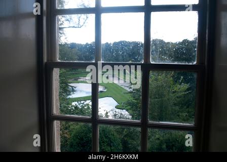 Finestra all'interno della Octagon Tower a Studley Royal Park, Fountains Abbey, Aldfield, vicino Ripon, North Yorkshire, Inghilterra Foto Stock