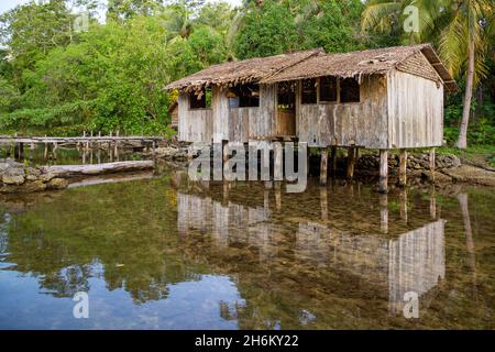 Rundown casa costruita sull'acqua, nella Laguna di Marovo delle Isole Salomone. Foto Stock