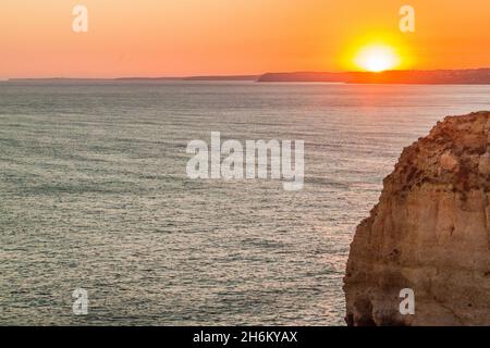 Tramonto sulle scogliere rocciose a Ponta da Piedade vicino Lagos, Portogallo Foto Stock
