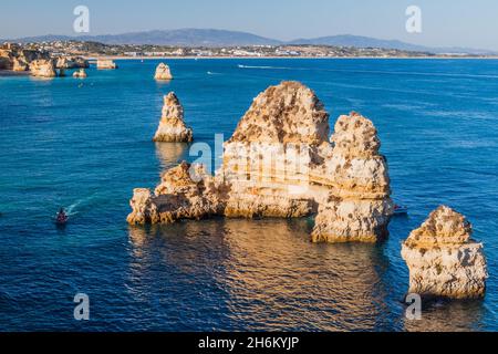 LAGOS, PORTOGALLO - 7 OTTOBRE 2017: Barca turistica alle scogliere vicino Lagos, Portogallo. Foto Stock