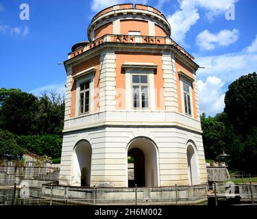 Torre della Castelluccia, Reggia di Caserta, costruita dalla Casa di Borbone-due Sicilie come residenza principale come re di Napoli. Foto Stock