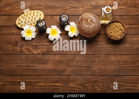 Bellissima spa composizione con candele accese e fiori su sfondo di legno Foto Stock