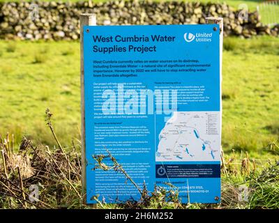 Un segno circa una nuova pieline di acqua potabile che prende l'acqua da Thirlmere a West Cumbria, Lake District, Regno Unito. Foto Stock