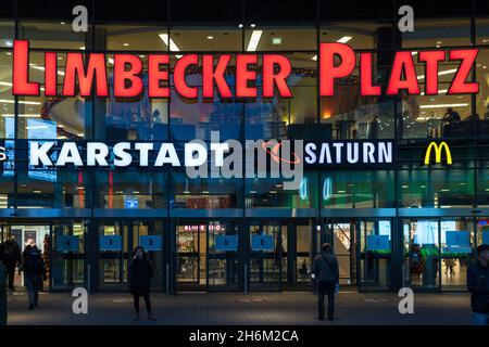 L'esterno del centro commerciale Limbecker Platz e LimbeckerPlatz al tramonto, Essen, Germania Foto Stock