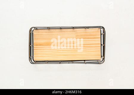 Organiser armadio vuoto su sfondo di legno chiaro Foto Stock