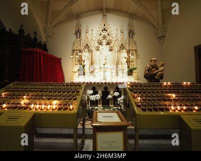 Numerose candele votive nella Cattedrale di San Patrizio a New York City. Foto Stock