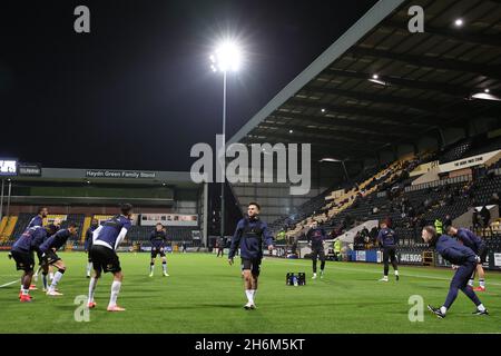 NOTTINGHAM, REGNO UNITO. 16 NOVEMBRE. I giocatori della contea di Notts si riscaldano prima della partita di replay di Emirates fa Cup tra la contea di Notts e Rochdale al Meadow Lane Stadium di Nottingham martedì 16 novembre 2021. (Credit: James Holyoak) Foto Stock