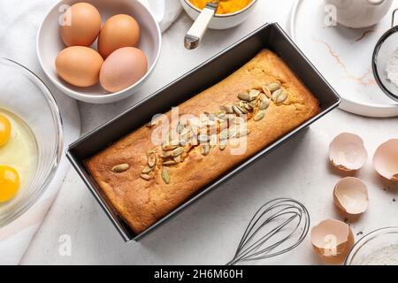 Ingredienti freschi per preparare la torta di zucca su sfondo chiaro Foto Stock