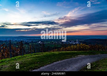 Vista sul vigneto Grafenberg verso la città di Metzingen mentre il sole tramonta Foto Stock