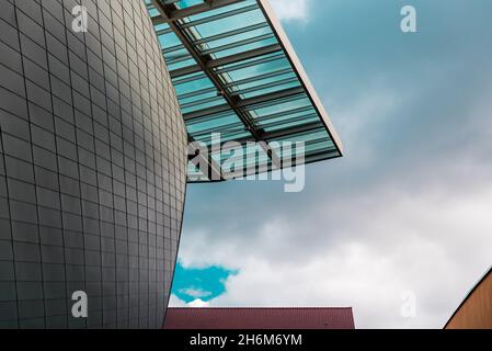 Linee, forme e colori astratti del centro commerciale Docks Bruksel, Bruxelles, Belgio, novembre 2017 Foto Stock