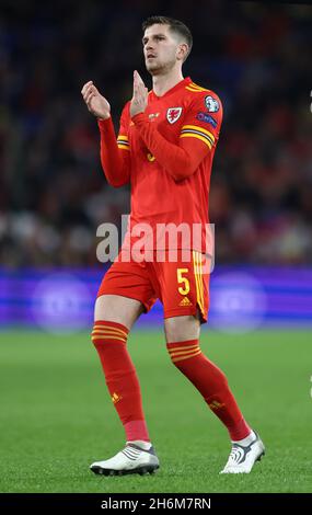 Cardiff, Galles, 16 novembre 2021. Chris Mepham del Galles durante la gara di qualificazione europea della Coppa del mondo FIFA 2022 al Cardiff City Stadium. Il credito dovrebbe essere: Darren Staples / Sportimage Foto Stock