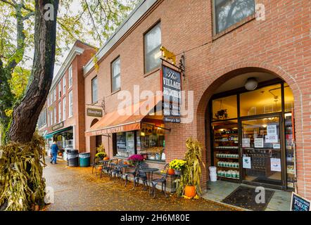 Tenda marrone sopra il fronte dello shopping del deli locale 'The Village Butcher' a Woodstock, Vermont, New England, USA Foto Stock