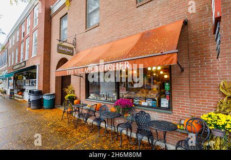 Tenda marrone sopra il fronte dello shopping del deli locale 'The Village Butcher' a Woodstock, Vermont, New England, USA Foto Stock