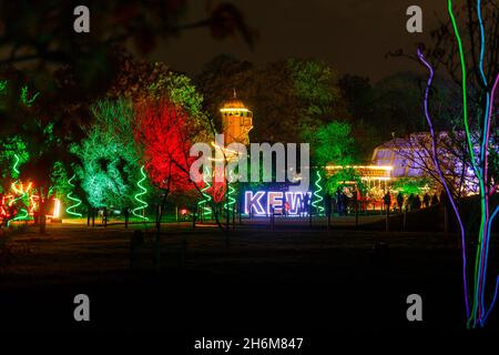 Kew Gardens, Richmond, Regno Unito. 16 novembre 2021. Oltre un milione di luci scintillanti illuminano gli iconici giardini Kew mentre la loro esposizione di luci di Natale ritorna per un nono anno. Il Natale a Kew parte da mercoledì 17 novembre 2021 a domenica 9 gennaio 2022 Amanda Rose/Alamy Live News Foto Stock