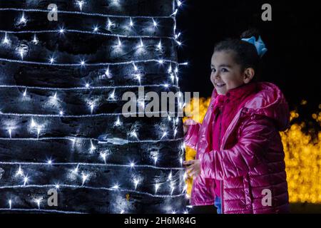 Kew Gardens, Richmond, Regno Unito. 16 novembre 2021. Oltre un milione di luci scintillanti illuminano gli iconici giardini Kew mentre la loro esposizione di luci di Natale ritorna per un nono anno. Il Natale a Kew parte da mercoledì 17 novembre 2021 a domenica 9 gennaio 2022 Amanda Rose/Alamy Live News Foto Stock
