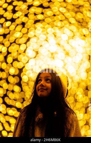 Kew Gardens, Richmond, Regno Unito. 16 novembre 2021. Oltre un milione di luci scintillanti illuminano gli iconici giardini Kew mentre la loro esposizione di luci di Natale ritorna per un nono anno. Il Natale a Kew parte da mercoledì 17 novembre 2021 a domenica 9 gennaio 2022 Amanda Rose/Alamy Live News Foto Stock