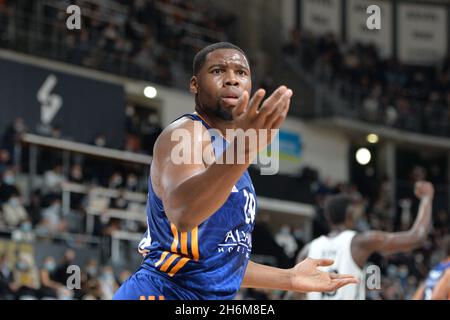 Lione, Francia. 16 novembre 2021. Lione, Francia, 16 novembre 2021 Guerschon Yabusele (28 Real Madrid) durante la stagione regolare dell'Eurolega Turkish Airlines turno 10 tra LDLC ASVEL Lyon-Villeurbanne e Real Madrid all'Astroballe Arena di Villeurbanne, Francia. Lyubomir Domozetski/SPP Credit: SPP Sport Press Photo. /Alamy Live News Foto Stock