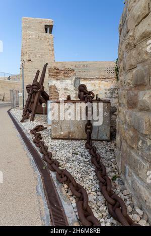 Primo piano delle catene di ancoraggio della nave arrugginita a Fort St Elmo, Heritage Malta, Valletta, Malta, Europe Foto Stock