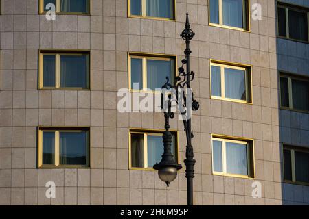 Antica lampada di fronte ad un nuovo edificio residenziale Foto Stock