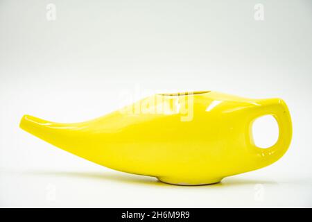 Vaso in ceramica neti giallo su sfondo bianco. Foto Stock