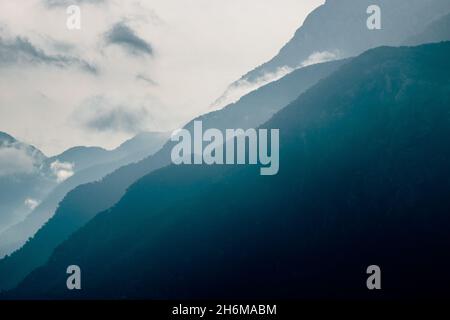 Silhouette di montagna. Silhouette di montagna Misty con nuvole in full frame Foto Stock