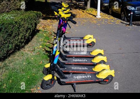 Bucarest, Romania, 1 novembre 2020: Linea di molti scooter elettrici parcheggiati su un fianco di fronte al parco a Bucarest, Romania, trasporto alternativo Foto Stock