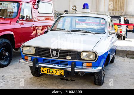 Bucarest, Romania, 2 ottobre 2021: Vecchia auto classica rumena Dacia 1300, blu e bianco vivido, utilizzata dalla polizia, parcheggiata in una strada ad un evento per vi Foto Stock