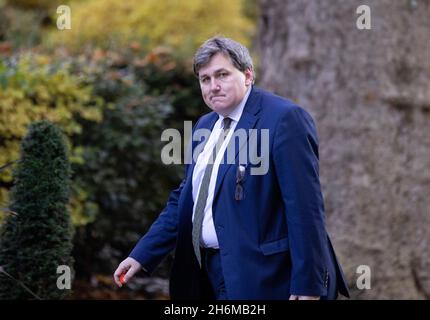 Londra, Regno Unito. 16 novembre 2021. Kit Malthouse, Ministro di Stato (Ministro del crimine e della polizia), arriva a Downing Street per la riunione settimanale del Gabinetto. Credit: Mark Thomas/Alamy Live News Foto Stock